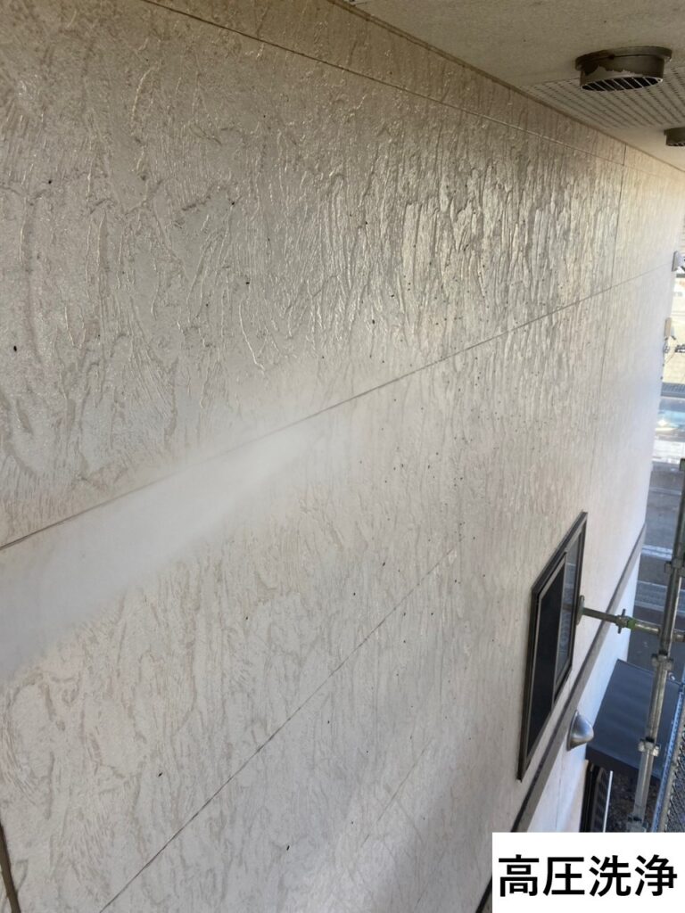 高圧洗浄を行います。<br />
高圧洗浄作業は、せっかく塗装した塗料がたった数年で剥がれてしまわないように、外壁の表面にある古い塗膜を取り除くために行います。
